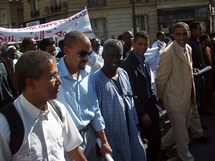 Ici Mr  Mohamed Baba à gauche manifestant à Paris contre le putsch