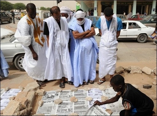 Des Mauritaniens lisent la presse du jour à Nouakchott, le 6 octobre 2008