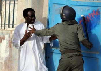 Un partisan du président mauritanien renversé Sidi Ould Cheikh Abdallahi malmené par un policier, le 8 août 2008 à Nouakchott