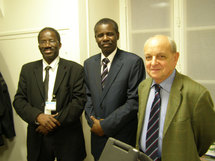 De gauche à droite: Maréga baba (For-Mauritania et FNDD-France),  Assan Soumaré (ancien Ministre) et le Député François Loncle