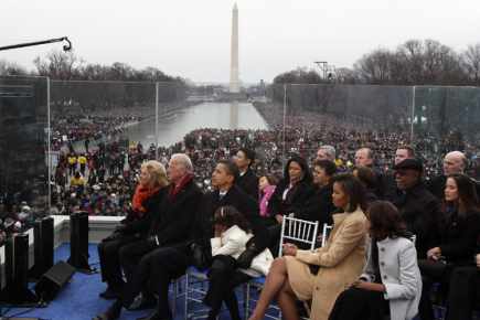 Accompagnés de leur famille, Barack Obama et Joe Biden suivent la cérémonie en haut des marches du Lincoln Memorial.