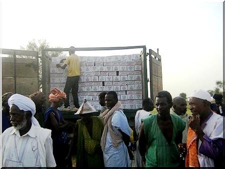 Distribution de 3 666 kits alimentaires au profit des familles de rapatriés [Reportage photos]