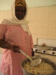 Nené Koné prépare la bouillie composée de riz, poisson et légumes, distribuée aux enfants au centre de santé de Dar Naim