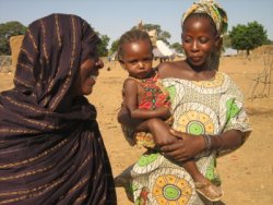 Aminetou G. avec sa fille et sa petite-fille de 18 mois. En août, la petite fille a été dépisté pour une malnutrition sévère, elle s'est maintenant presque complètement remise