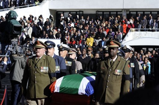 Des membres de l'armé sud-africaine portent le cercueil de l'héroïne de la lutte anti-apartheid, Albertina Sisulu, le 11 juin 2011 à Soweto