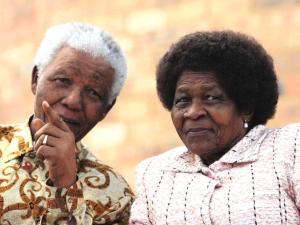 Albertina Sisulu et Nelson Mandela en juin 2005 à Johannesbourg à l'occasion des 50 ans de la charte de la liberté