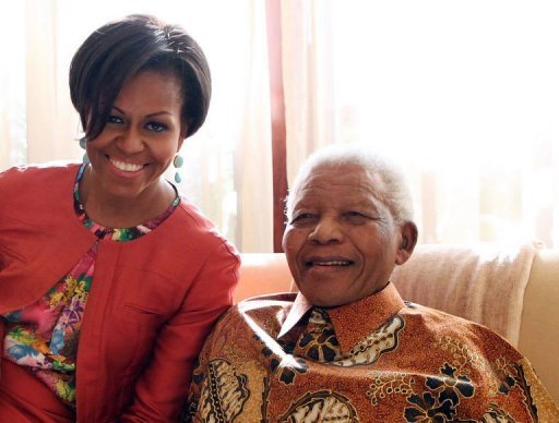 Michelle Obama reçue par Nelson Mandela chez lui à Johannesburg, le 21 juin 2011