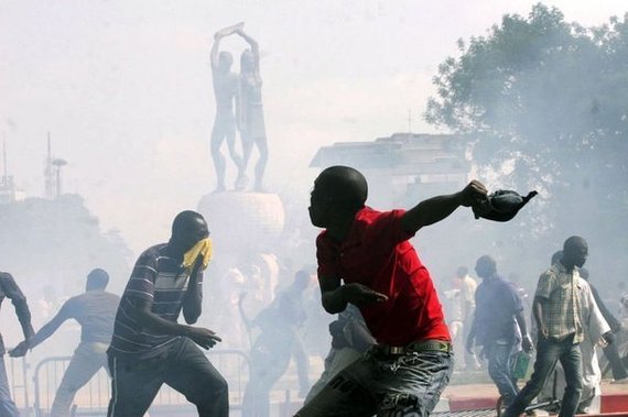 Des milliers de manifestants opposés à une réforme constitutionnelle au Sénégal ont affronté jeudi les forces de l'ordre à Dakar, transformée par endroits en ville morte.