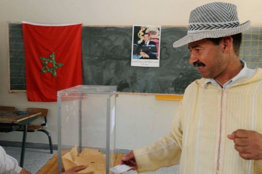 Un Berbère marocain vote à Khemisset, à 80 km à l'est de Rabat, le 1er juillet 2011