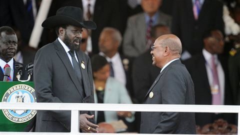 Le président du Sud-Soudan Salva Kiir et le président soudanais Omar el-Béchir lors de la cérémonie à Juba