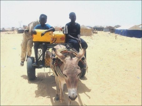 Les enfants mauritaniens sont souvent chargés de collecter l'eau pour leurs familles