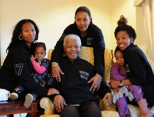 Nelson Mandela entouré par sa famille, à la veille de son 93e anniversaire, le 17 juillet 2011 à Qunu