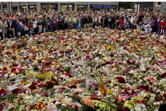 Les Norvégiens rendent hommage aux victimes