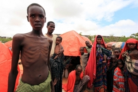 Une famille somalienne devant son campement, dans le sud de Mogadiscio