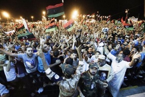 Des dizaines de milliers de Libyens célébraient l'arrestation d'un fils de Mouammar Kadhafi, dimanche soir sur la place Verte, au centre de  Tripoli