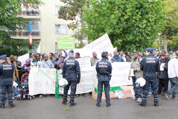 Manifestation des Mauritaniens de Belgique ce matin devant l’ambassade pour rendre hommage au Martyr Lamine Mangane et exiger de nouveau l’arrêt du recensement