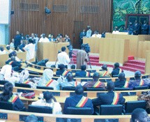 SENEGAL - MOUAMMAR EL KADHAFFI DEVANT LES DÉPUTÉS :