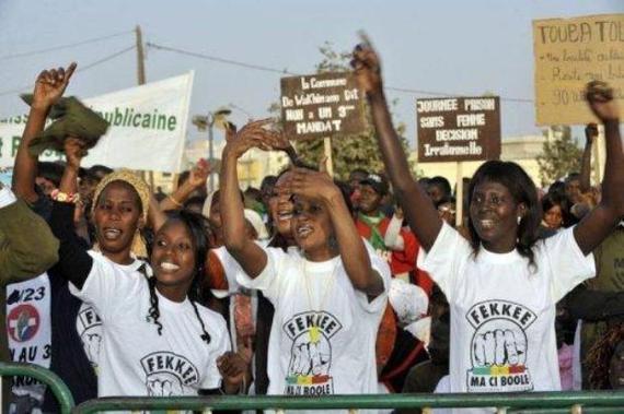 Des partisans du M23 , une coalition de partis d’opposition, le 23 janvier 2012 à Guediawaye, en banlieue de Dakar Signe des craintes de violences suscitées par la décision des cinq sages du Conseil constitutionnel, le gouvernement a interdit les manifestations politiques de jeudi, dernier jour de dépôt des candidatures, jusqu’à lundi.