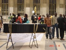 WADE HONORE PAR L'UNESCO : DES MANIFESTANTS SENEGALAIS EXHIBENT DES CERCUEILS EN PLEIN PARIS (PHOTOS)