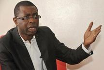 Youssou N'Dour dénonce un «coup de force» du président Wade, ajoutant: «Je suis candidat et je le reste.»