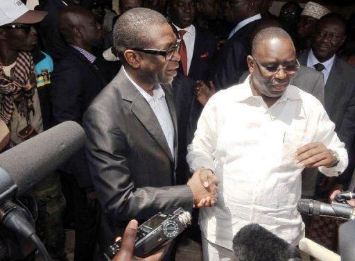 Le candidat d'opposition Macky Sall (D) avec le chanteur Youssou Ndour à Dakar, le 1er mars 2012