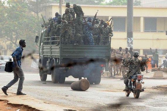 Mali: des soldats mutins ont pris le pouvoir, institutions dissoutes et couvre-feu