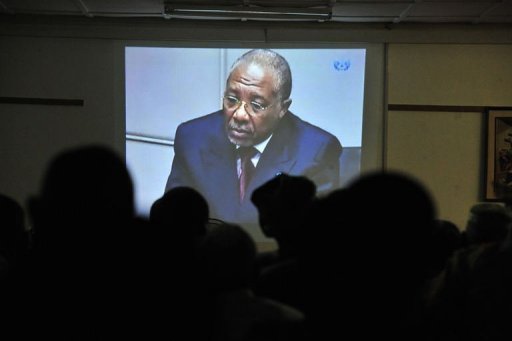 Des personnes regardent la retransmission du procès de Charles Taylor, à La Haye, le 26 avril 2012.