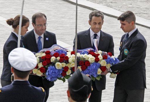 Hollande a célébré le 8 mai avec Sarkozy avant de retrouver ses dossiers.  Commémoration de la fin de la Seconde Guerre mondiale.