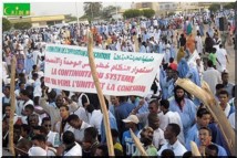 Mauritanie: des milliers d'opposants réclament le départ du président Aziz.