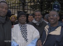 Murtudo au centre et en boubou lors d' une manif à paris