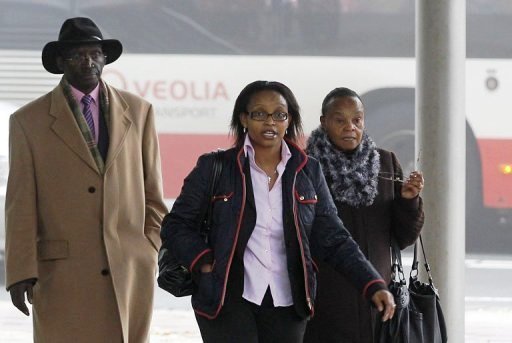 Yvonne Basebya (d), Néerlandaise d’origine rwandaise, arrive au tribunal de La Haye, le 22 octobre 2012