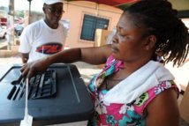 Ghana: une lutte serrée alors que les opérations de vote reprennent