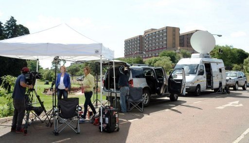 Des journalistes devant l’hôpital de Pretoria où est soigné Nelson Mandela.