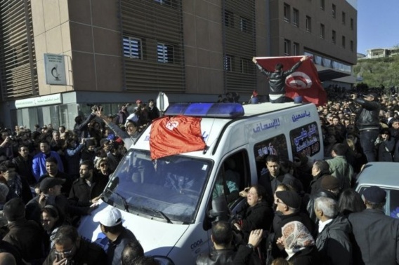 Le corps du chef de l'opposition Chokri Belaid est transporté d'une clinique vers l'hôpital public de Tunis pour autopsie. L'homme a été tué de trois balles à bout portant, ce mercredi, alors qu'il sortait de chez lui. Âgé de 48 ans, il était un critique acerbe du gouvernement.