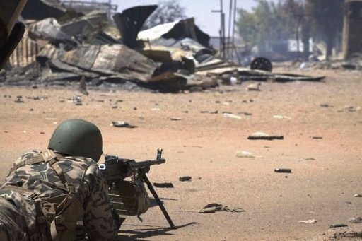 Un soldat malien tient une position lors de combats à Gao contre des islamistes, le 22 février 2013