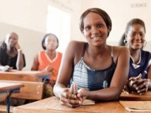 Des adolescentes dans une salle de classe à Bamako.