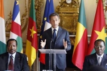 Juillet 2010, Nicolas Sarkozy rend un hommage contesté aux liens entre la France et l’Afrique (Paul Biya à gauche et Idriss Déby à droite)