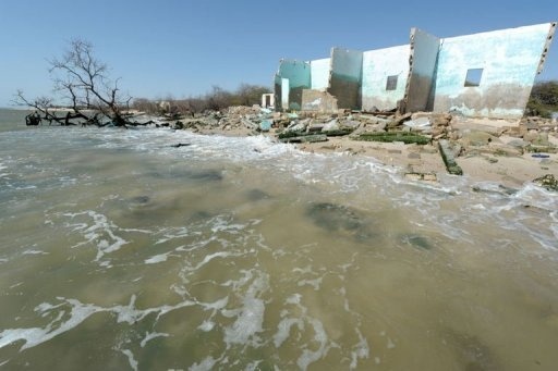 Photo du 7 mai 2013 d’une ancienne maison du village de Doun Baba Dièye, près de Saint-Louis, au nord du Sénégal Dans un rapport publié en 2008, Alioune Badiane, directeur d’ONU Habitat pour l’Afrique, désignait Saint-Louis comme la ville la plus menacée d’Afrique par la montée des eaux. En cause, le changement climatique, mais aussi l’ouverture d’un canal artificiel. -