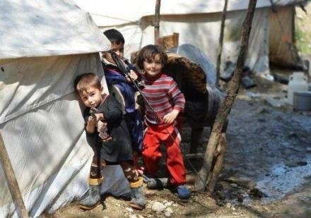 Des enfants dans un camp de réfugiés syriens le 23 avril 2013 à la frontière de la Syrie et de la Turquie