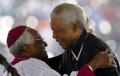 Noielson Mandela et Desmond Tutu le 17 mai 2003 à Soweto. L’archevêque Desmond Tutu, autre figure majeure de la lutte anti-apartheid et lui aussi prix Nobel de la paix, l’a qualifié un jour d’icône mondiale de la réconciliation