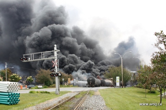 Ailleurs - Un train noir de pétrole tue : la ville Lac-Mégantic au Québec