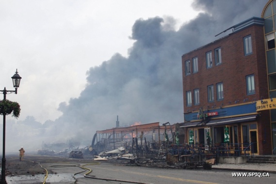 Ailleurs - Un train noir de pétrole tue : la ville Lac-Mégantic au Québec