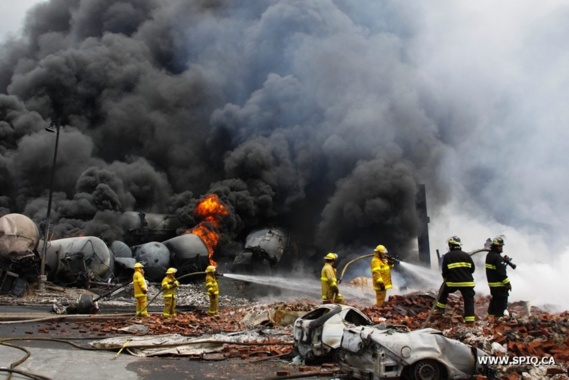 Ailleurs - Un train noir de pétrole tue : la ville Lac-Mégantic au Québec