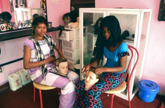 Haby Saw et Fati Gako, deux coiffeuses du quartier pauvre de Dar Nim, à Nouakchott, la capitale de la Mauritanie