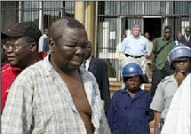 Morgan Tsvangirai, chef de file de l’opposition zimbabwéenne, souffre d’une fracture du crâne et se trouve en soins intensifs après avoir été battu par la police...