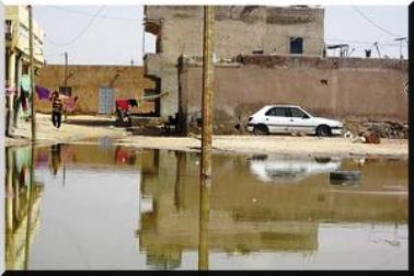 Nouveau « lac » de Kouva (Sebkha) : les charretiers font des bénéfices, les enfants plongent dans l’insalubrité.