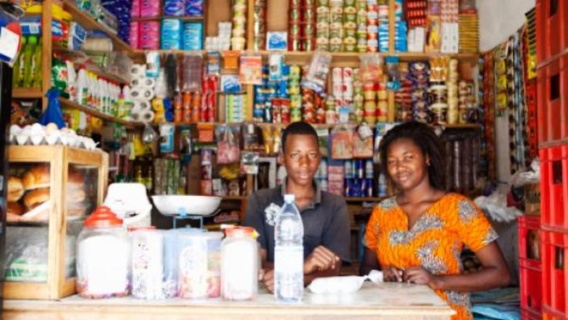 Ces jeunes travaillent dans cette petite boutique de Dakar et vendent des produits de consomation courante.