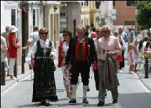 Des résidants en Norvège dans leurs vêtements traditionnels.