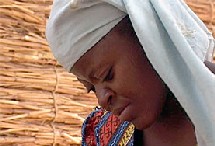 Habiba, 17 ans, qui habite un petit village du sud du Niger, a été mariée alors qu'elle avait tout juste 14 ans. Aujourd'hui, atteinte d'une fistule, elle a été mise au ban de son village.