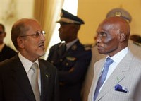 Le président mauritanien Sidi Ould Cheikh Abdallahi reçu par son homologue sénégalais, Abdulaye Wade, le 9 juillet